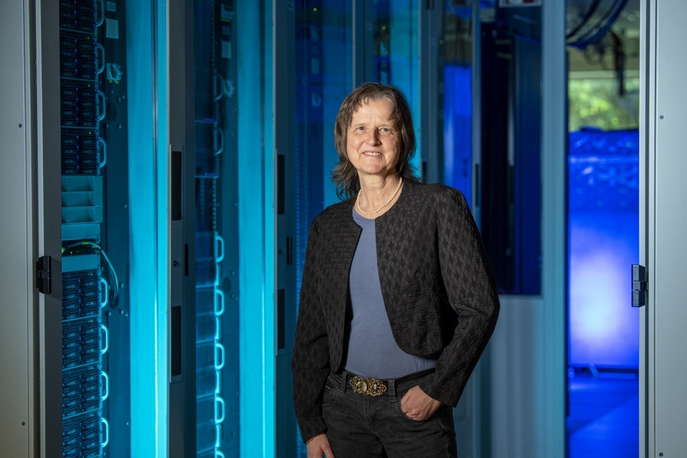 Kora Kristof vor blauen Serverracks